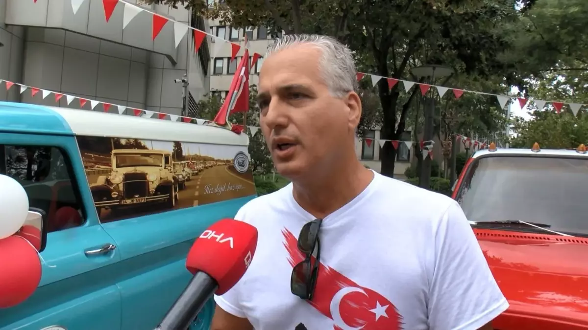 Kadıköy’de 30 Ağustos Zafer Bayramı Klasik Araç Konvoyu