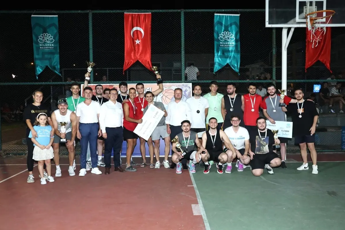 Nilüfer Belediyesi’nin düzenlediği 30 Ağustos Gençlik Turnuvası’nda ödüller sahiplerini buldu