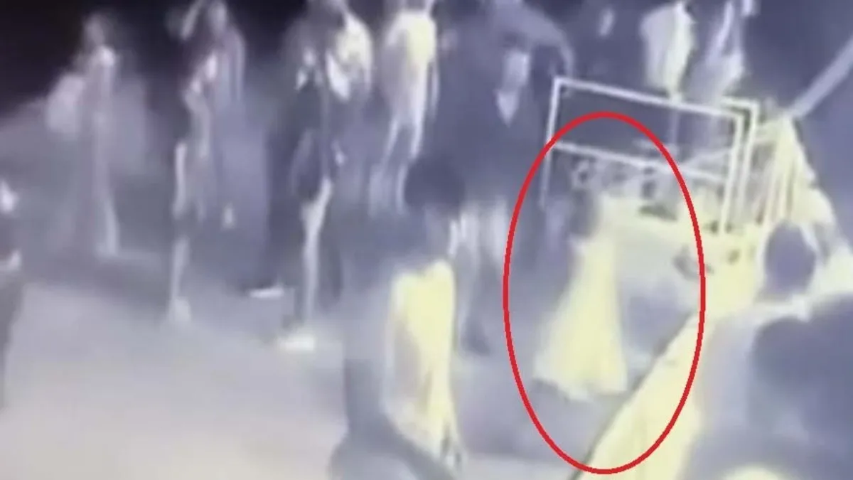 Gemiden inen küçük kız denize düştü