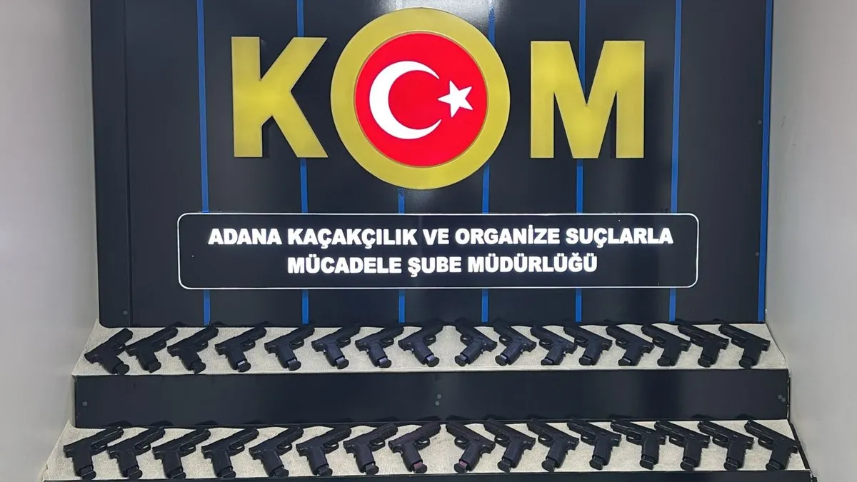 Otomobilin tamponundan ve konsolundan 50 adet silah çıktı