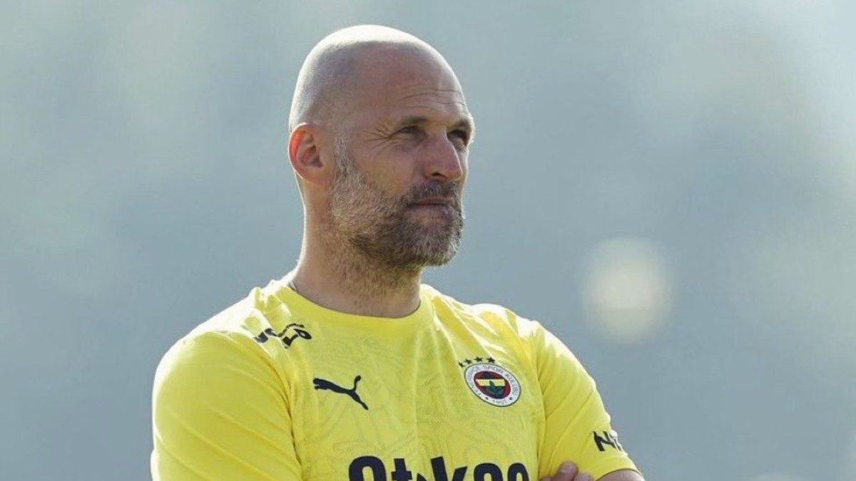 Fenerbahçe’nin kaleci antrenörü Sandro Zufic, gördüğü kartlarla dikkat çekiyor
