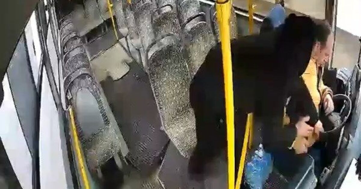 Kocaeli’de sürücü fenalaştı, otobüsü yolcu durdurdu