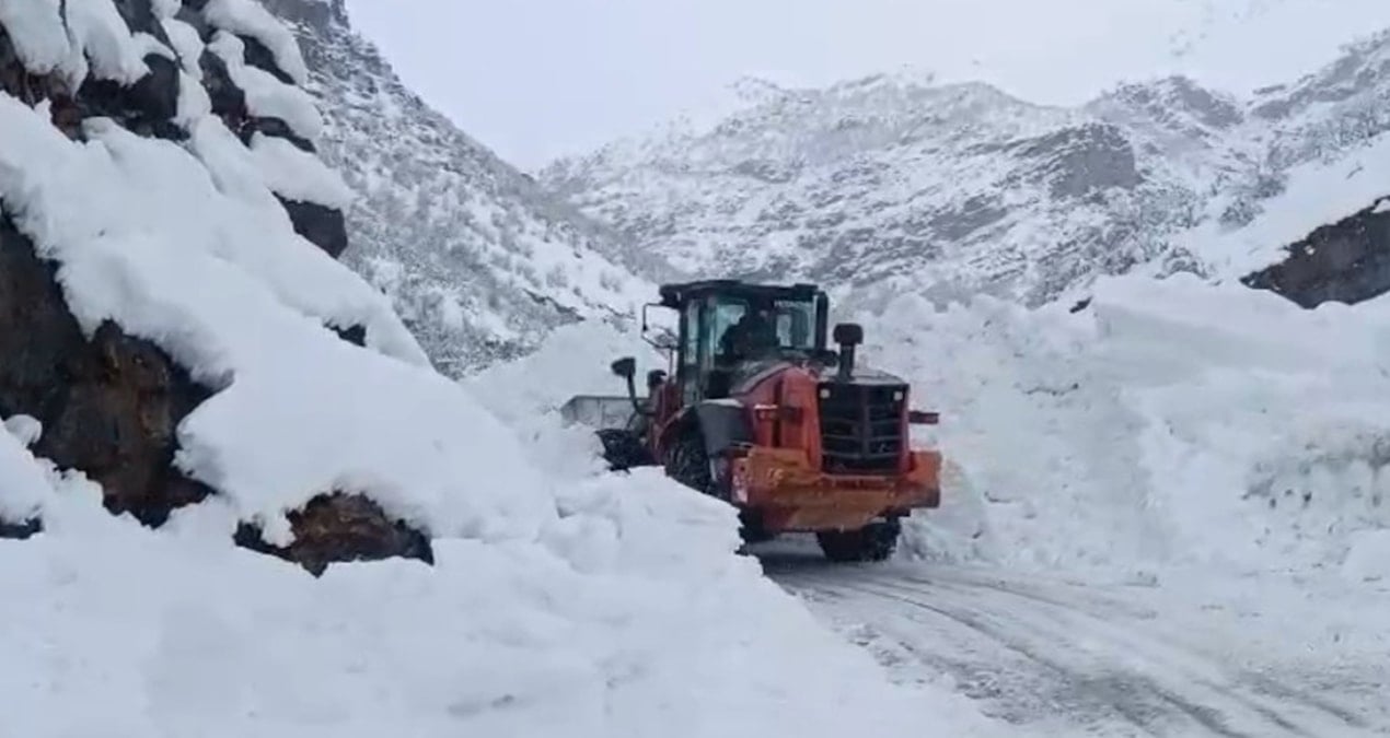 Şırnak’ta köy yoluna çığ düştü: Ekipler seferber oldu