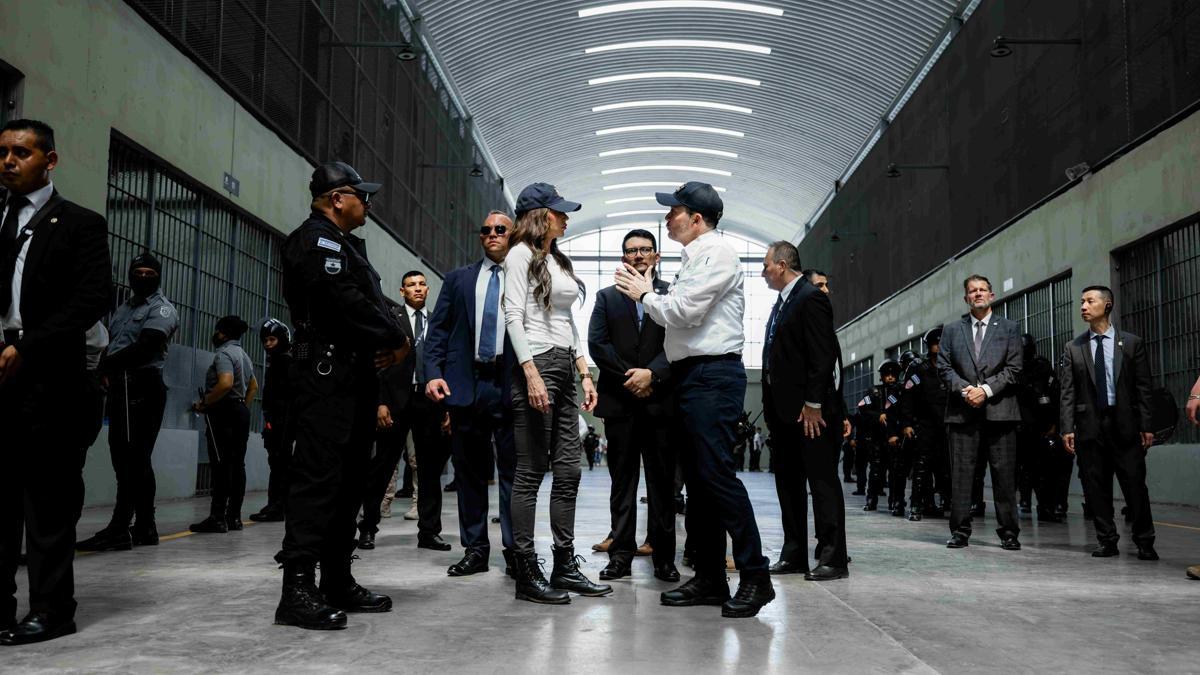 ABD’li bakan, El Salvador’daki hapishaneye gitti: Hemen gidin, yoksa kendinizi burada bulabilirsiniz