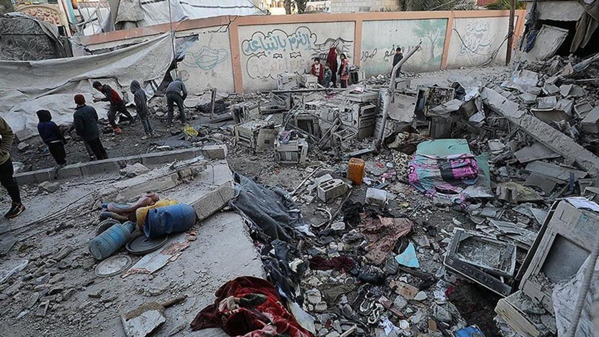 İsrail Gazze’de yine bir okulu vurdu, 3 Filistinli öldü