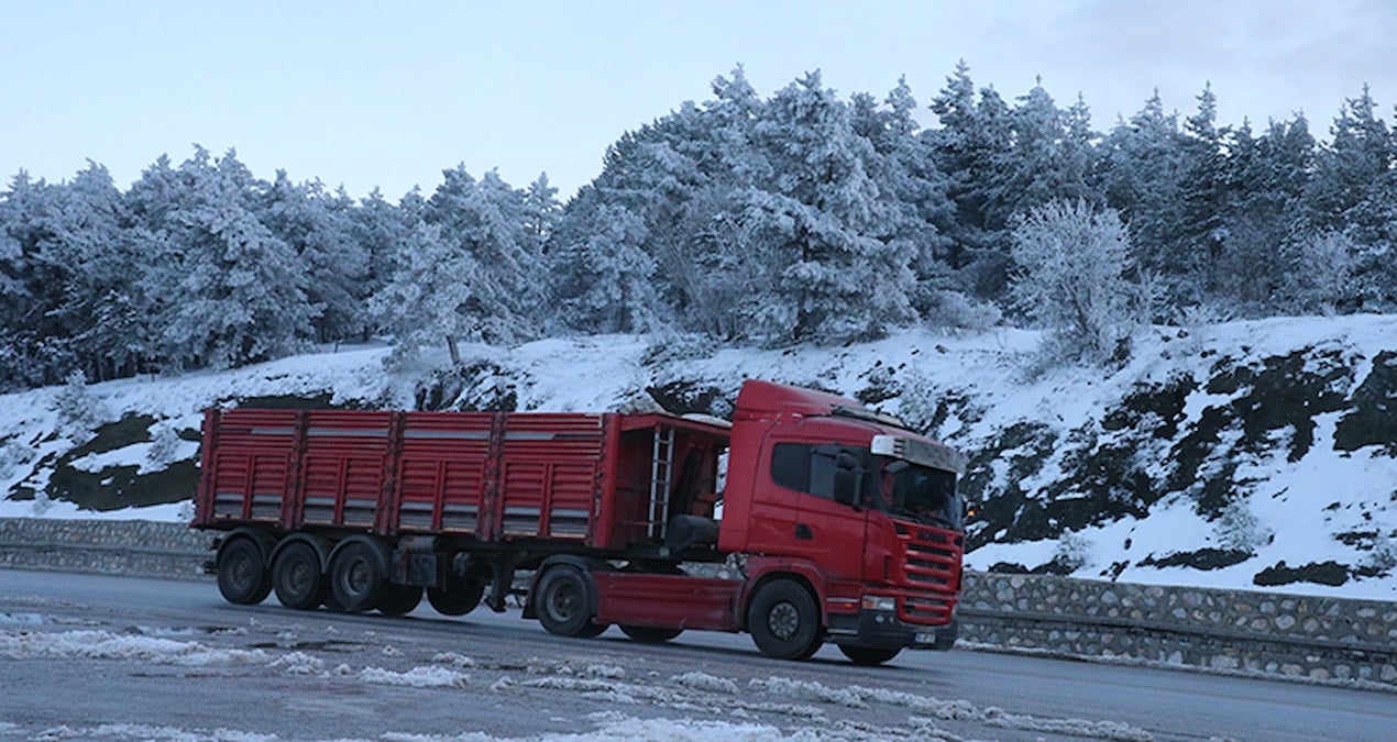 Tokat-Sivas kara yolunda kar yağışı etkili oldu