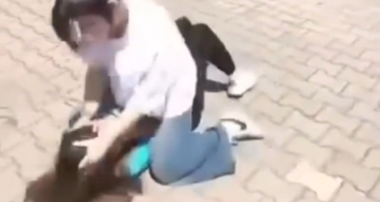 Şiddet ortaokula kadar indi! Arkadaşını saçından tutup yerde sürükledi